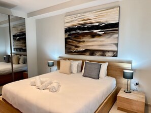 Tabla de planchar con plancha, wifi y ropa de cama 