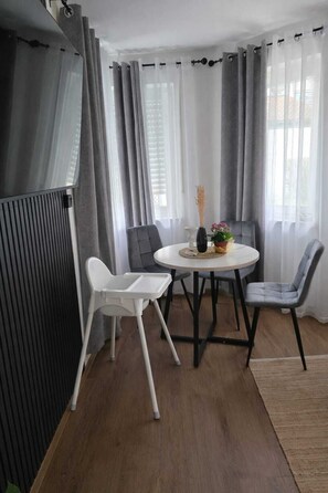 Dining - Vrbo Property (Erding)