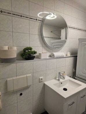 Bathroom - Vrbo Property (Erding)