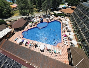 A rooftop pool with multiple levels of sun loungers and a central diving area. - Hotel Baikal - All Inclusive (Sunny Beach)
