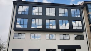 Un edificio de varios pisos con ventanas amplias y techo plano.