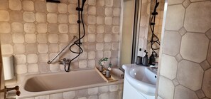 Shower, hair dryer, towels - Holiday Home 'M B Homes Albstadt' with Mountain View, Private Terrace, Wi-Fi & Single Room (Albstadt)
