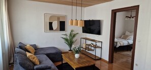 Living area - Holiday Home 'M B Homes Albstadt' with Mountain View, Private Terrace, Wi-Fi & Single Room (Albstadt)