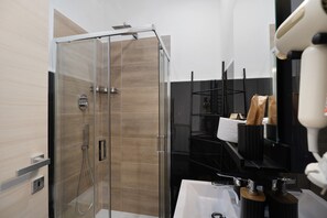 Douche, sèche-cheveux, serviettes fournies