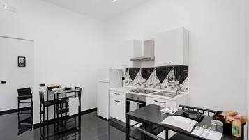Réfrigérateur, cafetiÚre/bouilloire, bouilloire électrique
