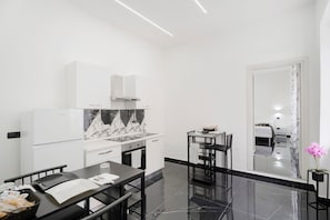 Frigorifero, macchina per tè/caffè, bollitore elettrico