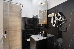 Een douche, een haardroger, handdoeken