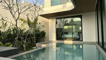 Signature-Villa, 3 Schlafzimmer, Poolblick, am Strand | Pool | Außenpool, Liegestühle