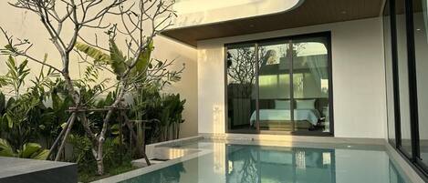 Villa Signature, 3 chambres, vue sur la piscine, au bord de la plage | Piscine | Piscine extérieure, chaises longues