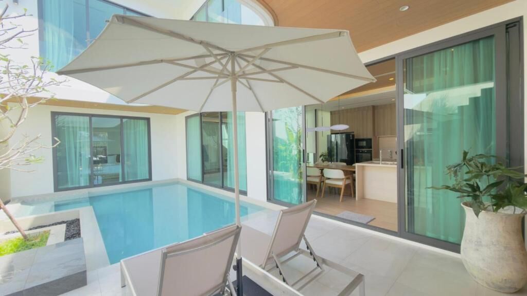 Kolam renang outdoor, dengan kursi berjemur