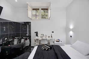 1 bedroom, WiFi, bed sheets - Black and White Room with Jacuzzi (Piazza del Galdo-Sant'angelo)
