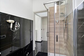 Shower, hair dryer, towels - Black and White Room with Jacuzzi (Piazza del Galdo-Sant'angelo)