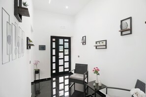 Interior - Black and White Room with Jacuzzi (Piazza del Galdo-Sant'angelo)