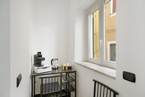 Interior - Black White Room – Queen Standard (Piazza del Galdo-Sant'angelo)