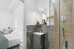 1 bedroom, WiFi, bed sheets - Black White Room – Queen Standard (Piazza del Galdo-Sant'angelo)
