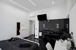 1 bedroom, WiFi, bed sheets - Black White Room – Queen Standard (Piazza del Galdo-Sant'angelo)