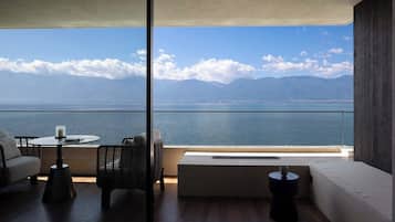 Chambre Supérieure avec lits jumeaux, patio, vue lac | Vue de la chambre