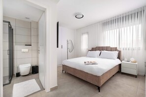 4 bedrooms, iron/ironing board, WiFi, bed sheets - Luxury 4BR | Panoramic Sea-View Balcony | Mamad (Bat Yam)