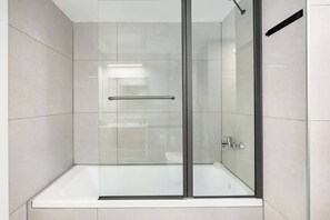 Dusche, Haartrockner, Handtücher, Shampoo