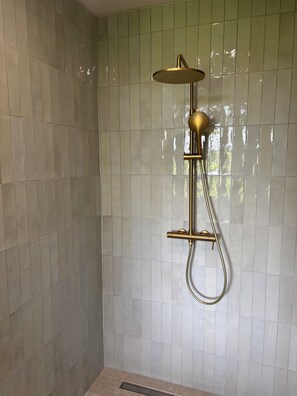 Shower, hair dryer, towels, soap - La petite Hortense cosy Normandy country house surrounded by greenery (Lamberville)