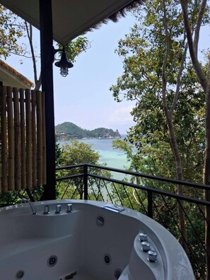 A hot tub with a view of a coastal landscape, bamboo fence, and a clear sky. - Emerald gulf resort koh-tao (Koh Tao)