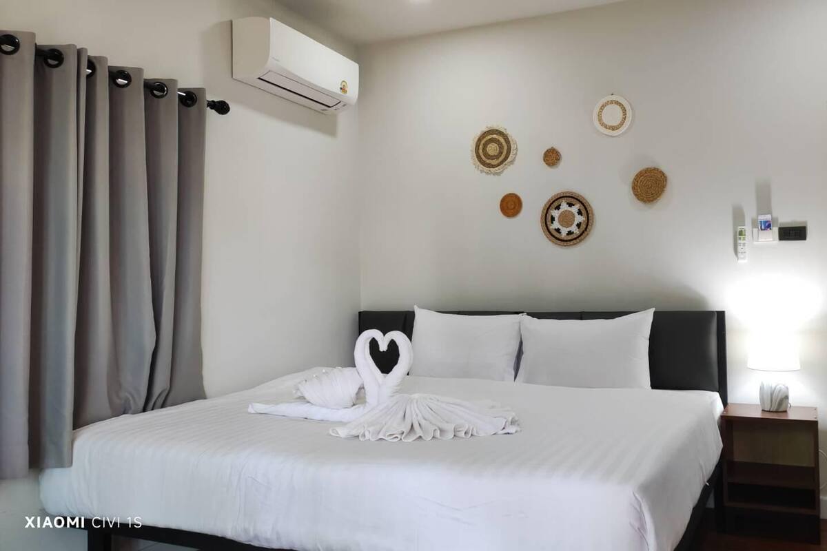 Deluxe double garden view | Free WiFi, bed sheets