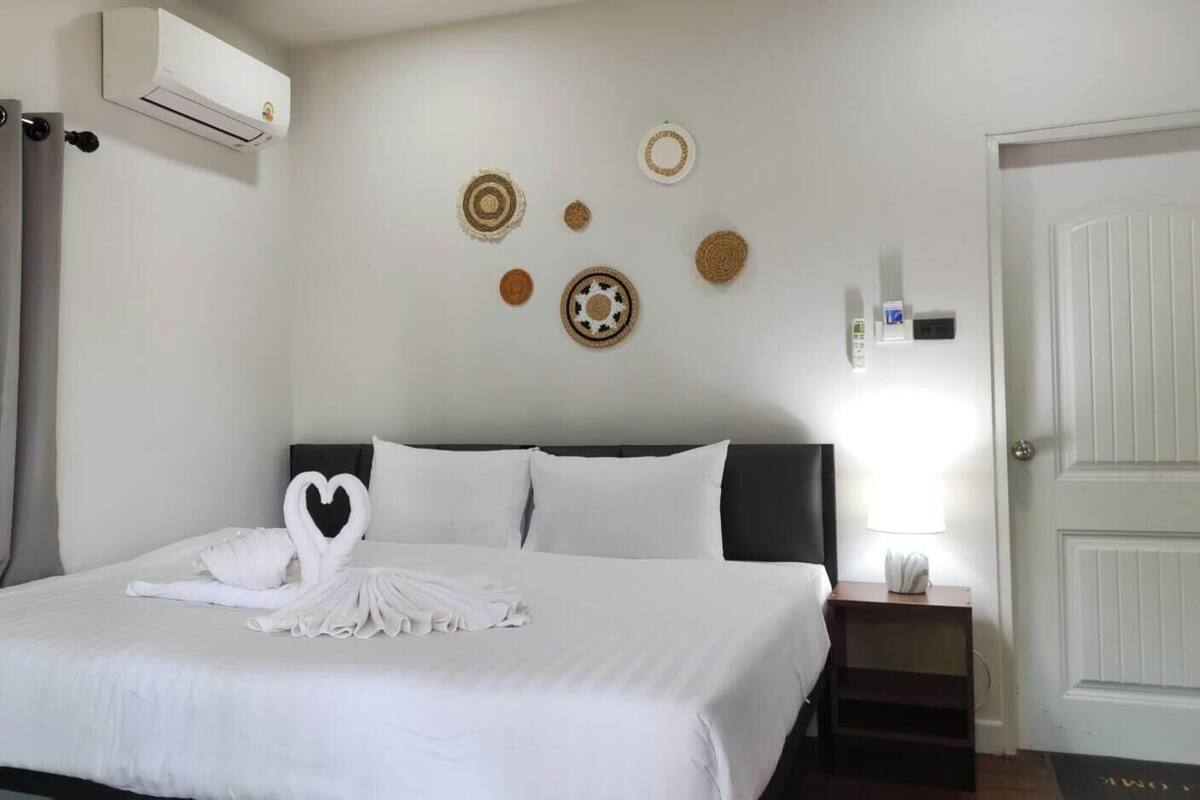 Deluxe double garden view | WiFi (free), bed sheets