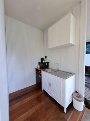 Deluxe-Zweibettzimmer, Balkon, Gartenblick | Eigene Küche