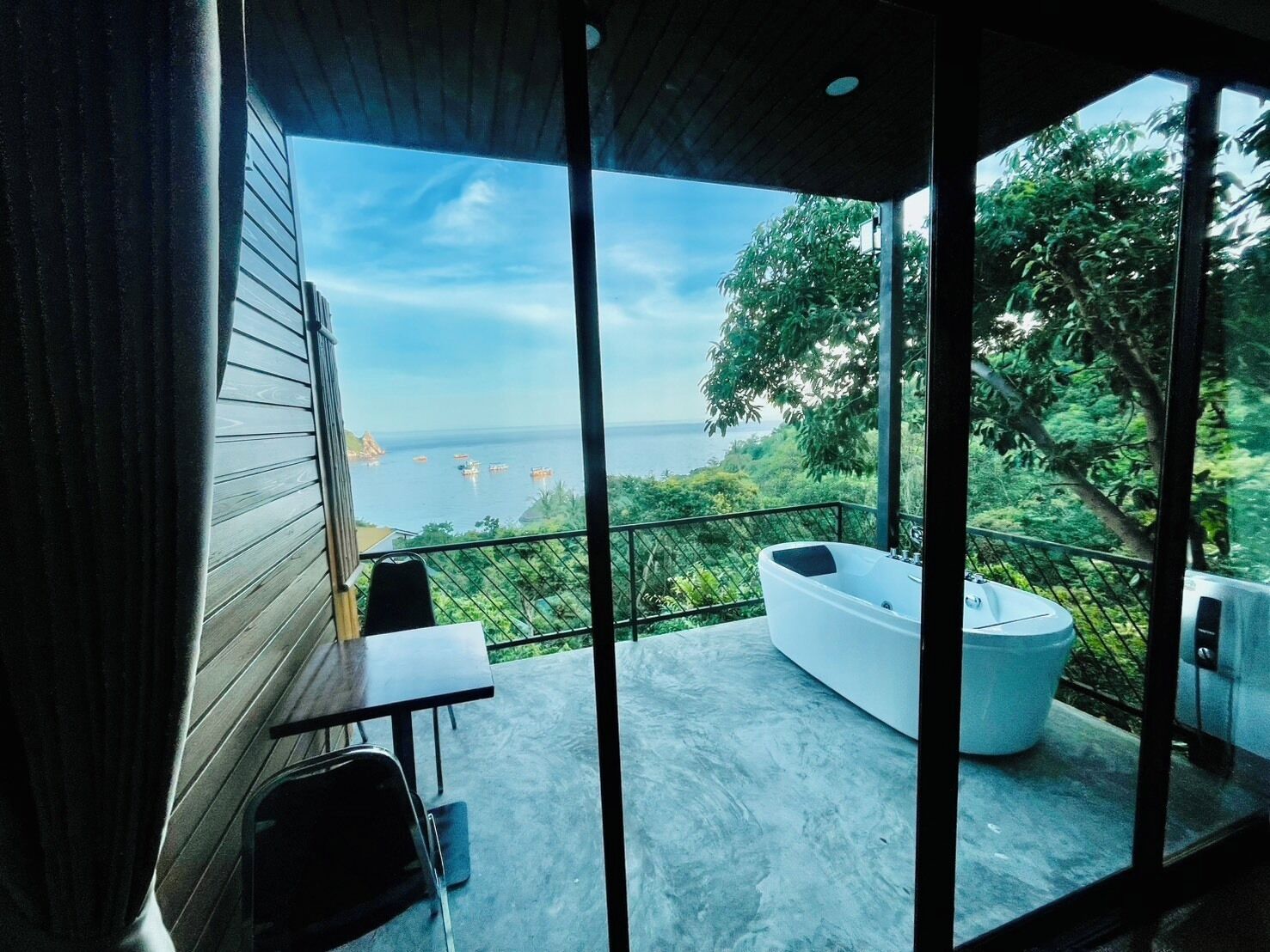 Deluxe Jacuzzi Top View | Truy cập Internet không dây miễn phí, bộ trải giường 