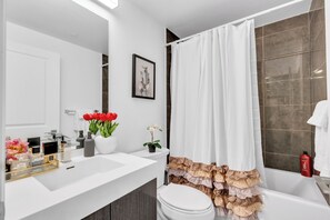 Bathroom - East Grants Hotel and Suites (Toronto)