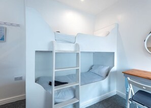 Een strijkplank/strijkijzer, gratis wifi, beddengoed
