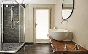Shower, hair dryer, bidet, towels - Il Piccolo Paradiso Holiday Home by Theater Home (San Felice del Benaco)