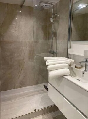 Shower, hair dryer, towels, soap - Lovely Charrons 1 - Large Studio 50 m from the Port, Centre Saint-Tropez (Saint-Tropez)
