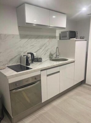 Private kitchen - Lovely Charrons 1 - Large Studio 50 m from the Port, Centre Saint-Tropez (Saint-Tropez)
