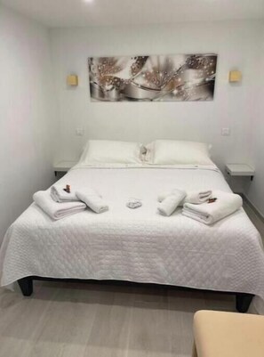 1 bedroom, WiFi, bed sheets - Lovely Charrons 1 - Large Studio 50 m from the Port, Centre Saint-Tropez (Saint-Tropez)