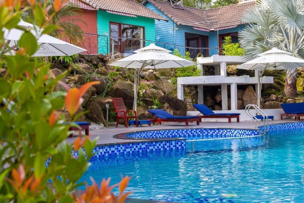 Quarto triplo família, varanda, vista para a piscina | Piscina