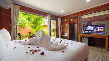 Deluxe Double or Twin Room, Garden View | Desk, laptop workspace, free WiFi