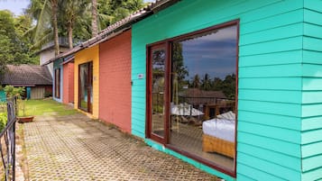 Escritorio, espacio para trabajar con laptop y wifi gratis