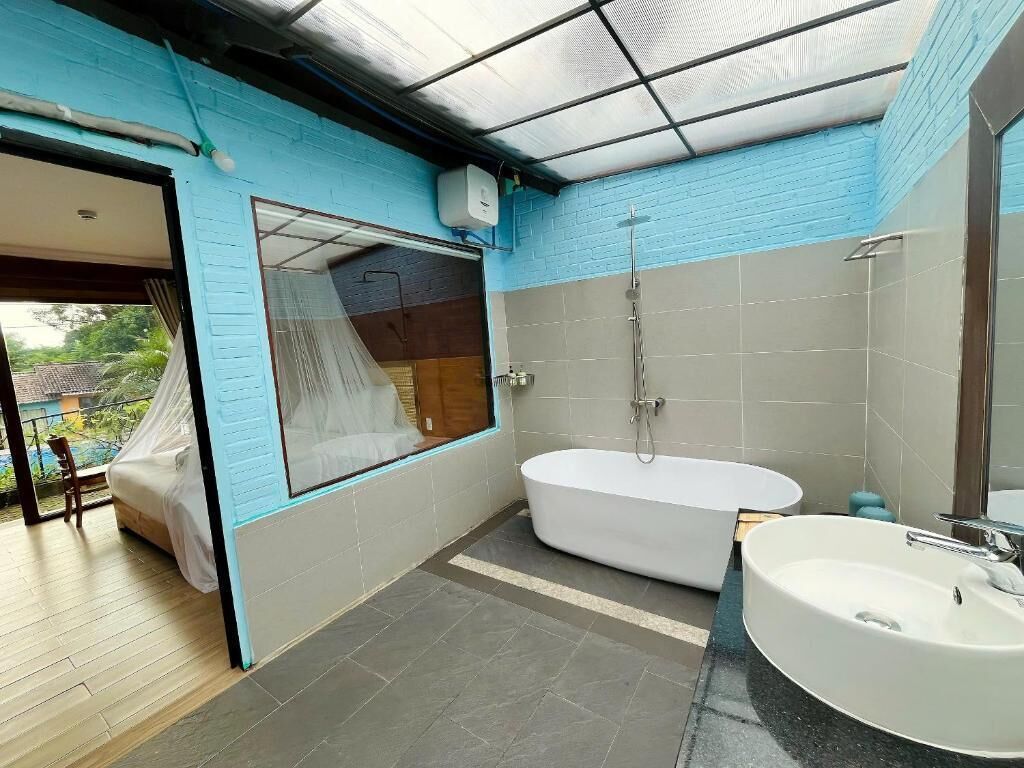 Executive Double Room, Bathtub, Pool View | Bathroom | Shower, hair dryer, towels