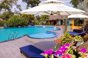 Hồ bơi ngoài trời 
