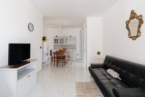 Living area - Villa Vittoria: 13 Guests, Private Pool, Wi-Fi & Air Conditioning (Torre dell'Orso)