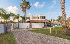 Exterior - Villa Vittoria: 13 Guests, Private Pool, Wi-Fi & Air Conditioning (Torre dell'Orso)