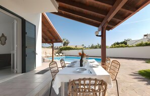 Outdoor dining - Villa Vittoria: 13 Guests, Private Pool, Wi-Fi & Air Conditioning (Torre dell'Orso)