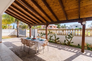Outdoor dining - Villa Vittoria: 13 Guests, Private Pool, Wi-Fi & Air Conditioning (Torre dell'Orso)