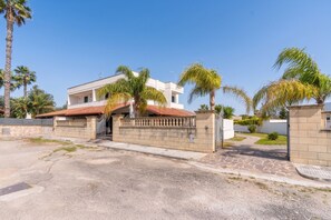 Exterior - Villa Vittoria: 13 Guests, Private Pool, Wi-Fi & Air Conditioning (Torre dell'Orso)