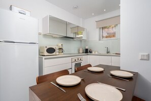 Frigorífic, microones, forn i placa de cuina 