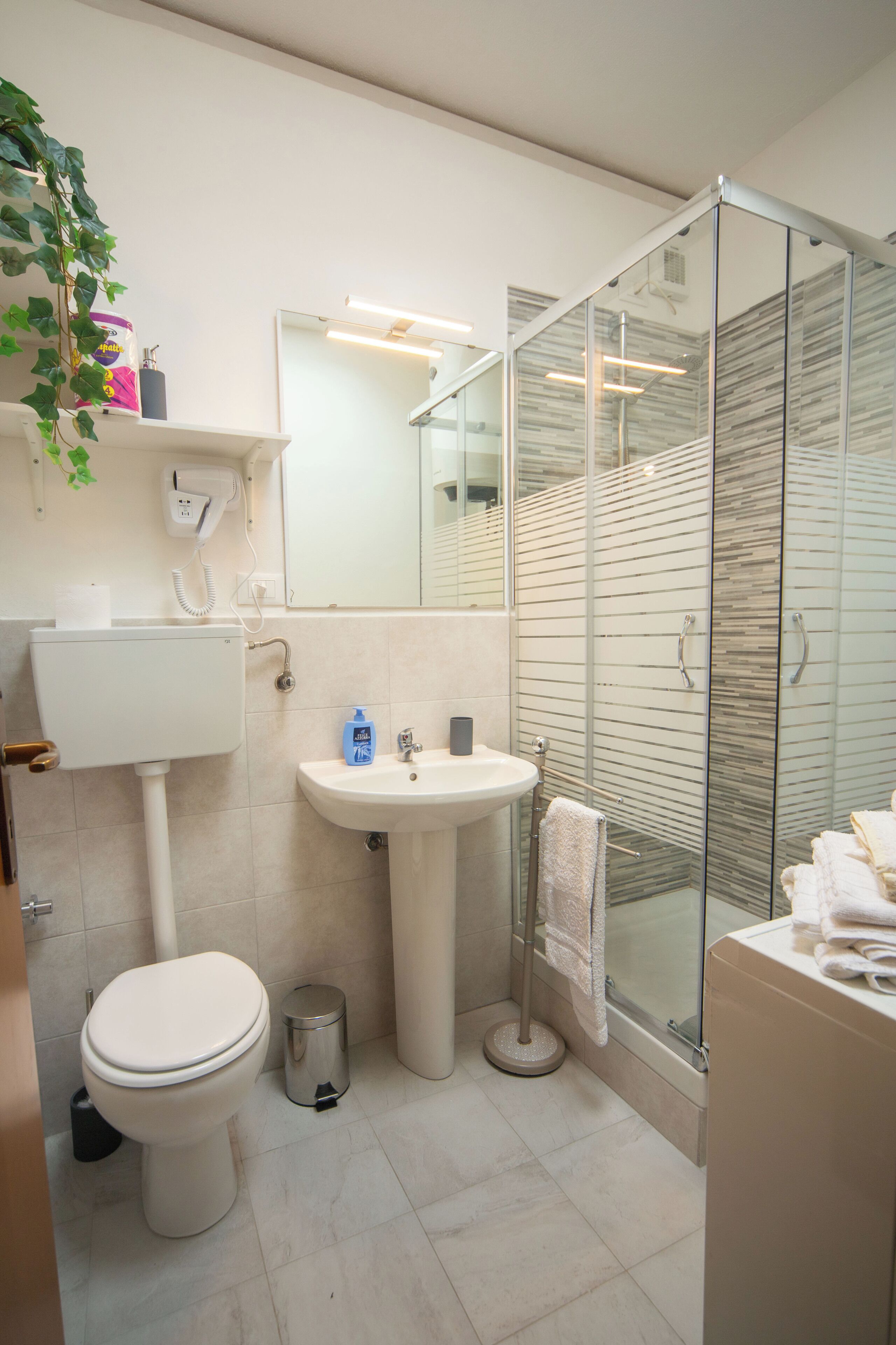 Apartment, Sea View | Bathroom | Shower, free toiletries, hair dryer, bidet