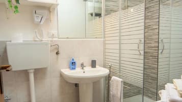 Apartment, Sea View | Bathroom | Shower, free toiletries, hair dryer, bidet