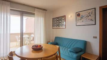 Appartement, uitzicht op zee | Woonruimte | Flatscreentelevisie