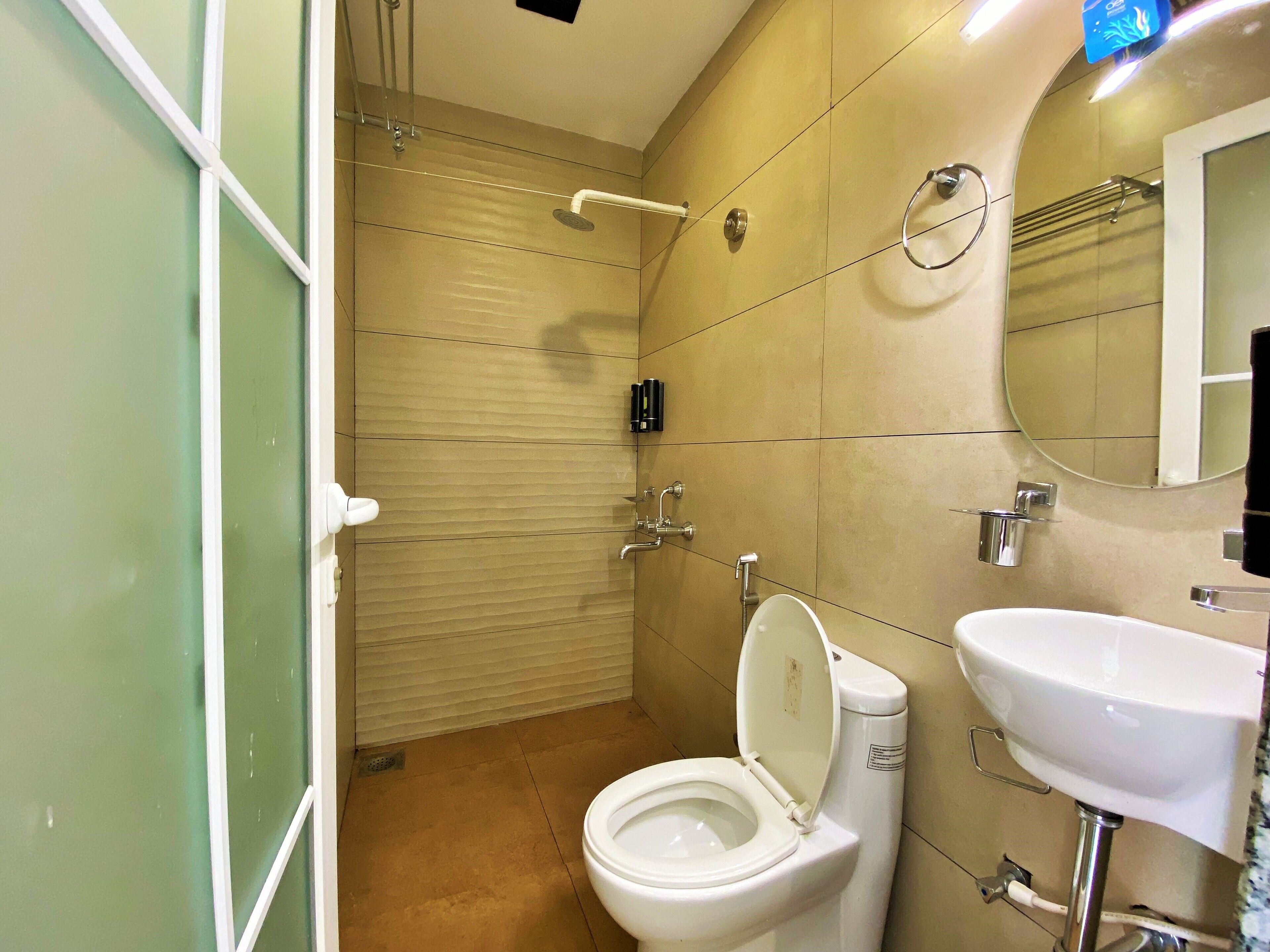 Deluxe Double Room | Bathroom | Shower, towels, soap, shampoo
